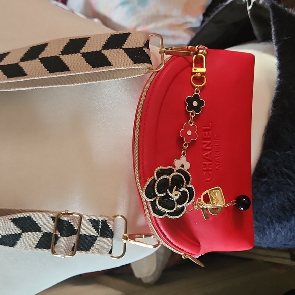 CHANEL MAKEUP POUCH RESERVED - Picture 2 of 5